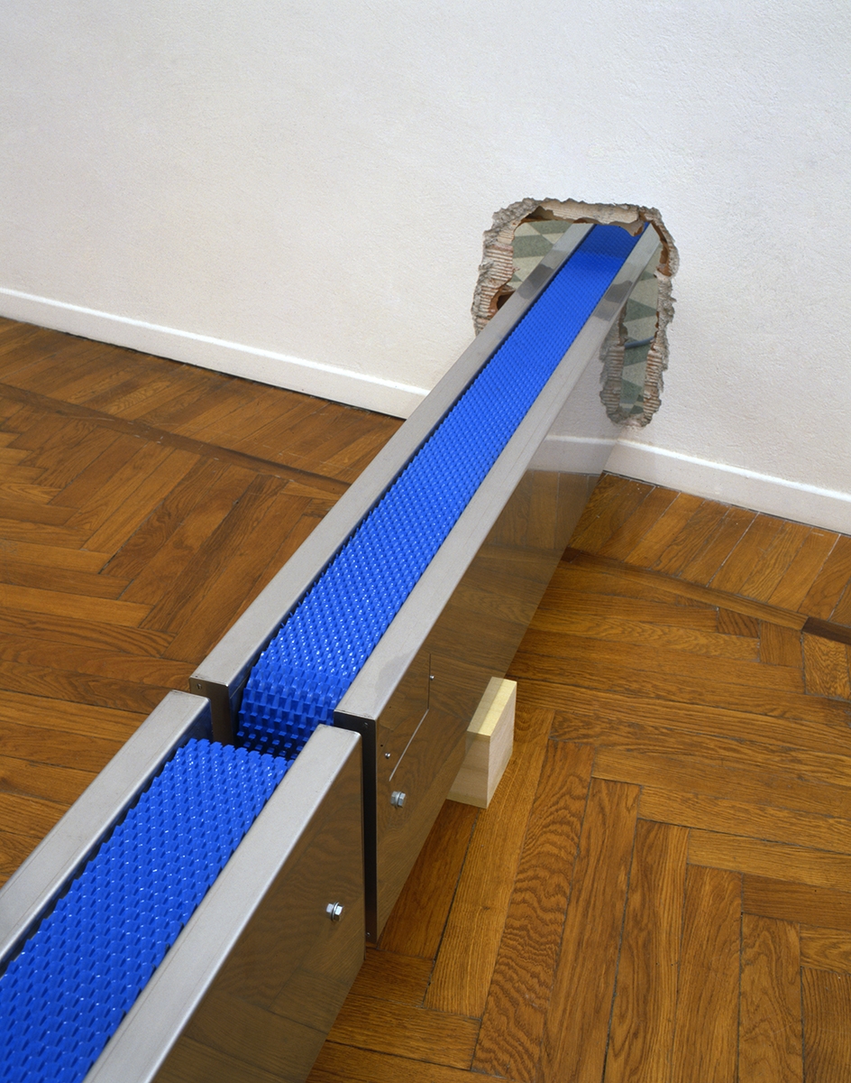 Nastro trasportatore, Installation at Galleria Raffaella Cortese, Milan, Photo © Antonio Maniscalco