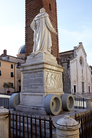 Leopoldo, Piazza del Duomo, Pietrasanta