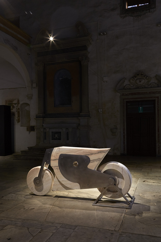 Motocicletta, Chiesa di Sant'Agostino, Pietrasanta, Photo © Bart Herreman