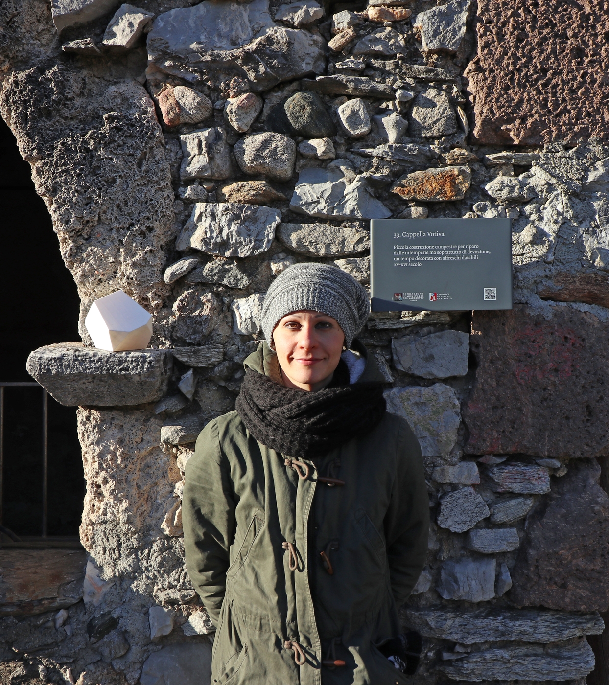 Erratico accidentale calibro 100 nº1, Valentina Petter with Erratico accidentale at the votive chapel of Castello Cabiaglio on the occasion of the installation