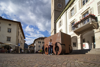 La 74, La 74 in Marktplatz a Caldaro sulla strada del vino (BZ)

In occasione di ORTE con Ulrich Egger
presso Gefängnis Le Carceri nei locali dell’ex carcere della Pretura di Caldaro e in Marktplatz.
Data di inizio / Startdatum: 20.05.2021