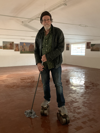 A prova di scemo (autoritratto), Ritratto di Chris Terzi sui pattini durante l'installazione della sua mostra Donne insolite presso Riss(e) a Varese (30 ottobre - 5 dicembre 2021), Photo © Umberto Cavenago