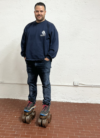 A prova di scemo (autoritratto), Portrait of Angelo Leonardo on roller skates, Photo © Umberto Cavenago