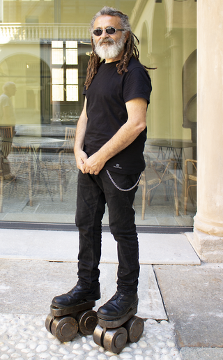 A prova di scemo (autoritratto), Portrait of Turi Rapisarda on roller skates, Photo © Umberto Cavenago