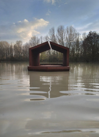 Sweet Home, Marzo 2024, Con un metro e venti cm di acqua Sweet Home galleggia e si muove. Quando le acque del Po rientreranno nel proprio alveo la sua collocazione sarà ridefinita dal Fiume.